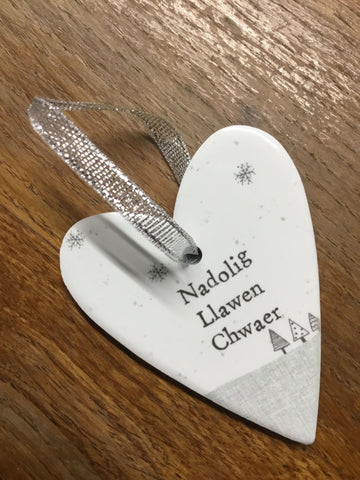 White Ceramic Heart Decoration - 'Nadolig Llawen Chwaer'