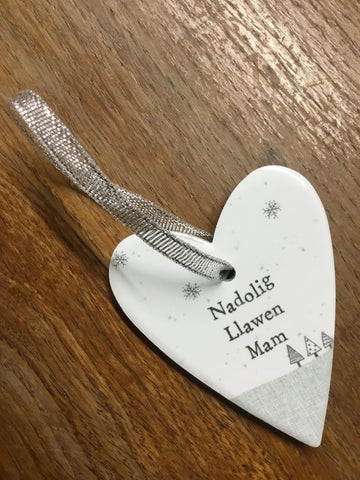 White Ceramic Heart Decoration - 'Nadolig Llawen Mam'