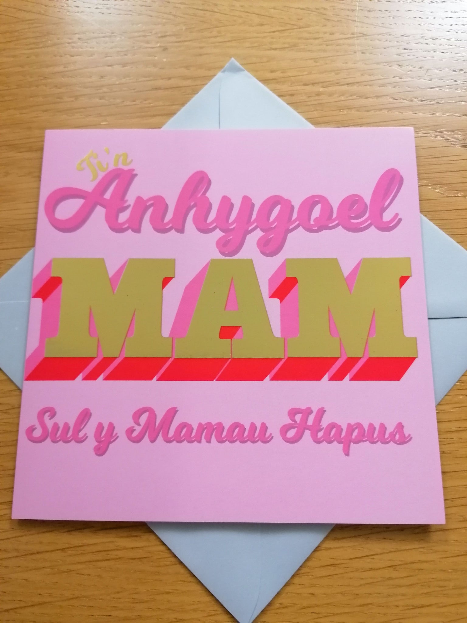 Sul y Mamau (Mother's Day) greetings card - 'Ti'n Anhygoel Mam - Sul y Mamau Hapus'