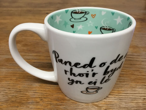 'Paned o de a rhoi'r byd yn ei le' - Mug