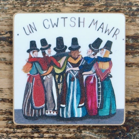 'Un Cwtsh Mawr' Magnet by Lizzie Spikes
